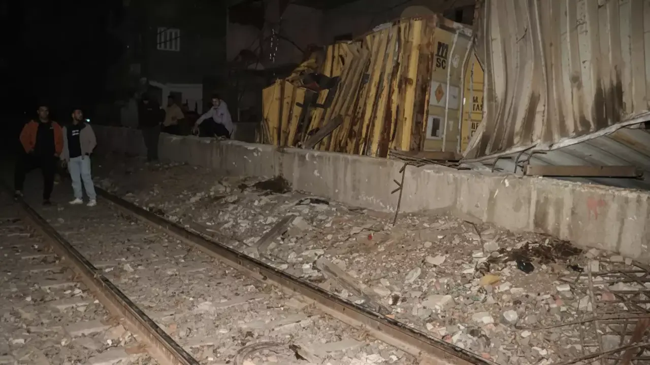 سقوط حاويات قطار بضائع بين طوخ وسندنهور يكشف الأسباب الفنية وأثرها على حركة النقل